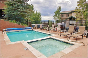 Great Rates! - Pool and Hot Tub, Short Walk to Slopes, Private Washer & Dryer